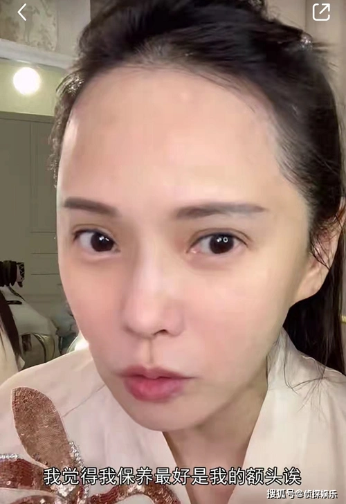 原创伊能静隔空喊话秦昊撒糖,穿露背西服被嘲俗气油腻,她高情商回应