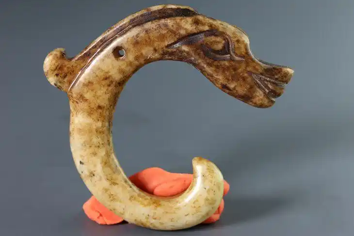 红山文化时期典型黄玉龙 c龙带沁高古玉老玉地方玉 古玩收藏品