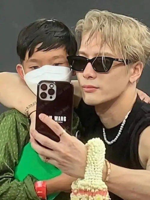 一些王嘉尔合照