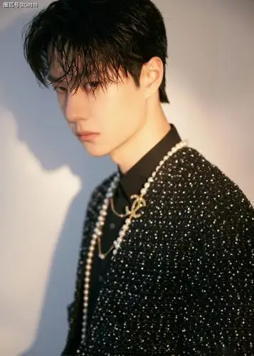 1/ 12 王一博舞台造型释出,身穿chanel 2021早春度假系列简约迷人,首