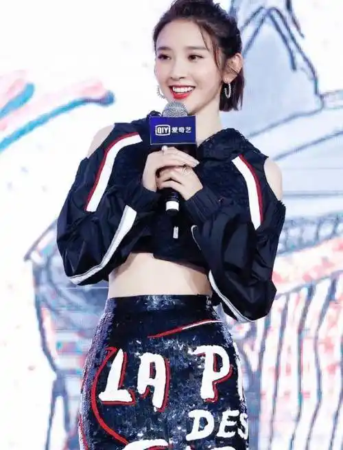 有种惊艳叫唐艺昕的"孕期造型", 故意将卫衣剪成短装后, a爆了_时尚