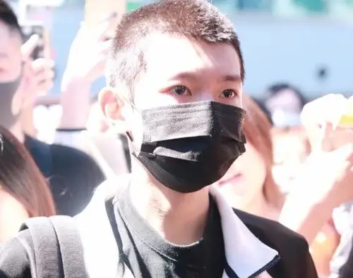 都是剃寸头的小鲜肉杨洋变硬汉男神而王源没露脸也能上热搜