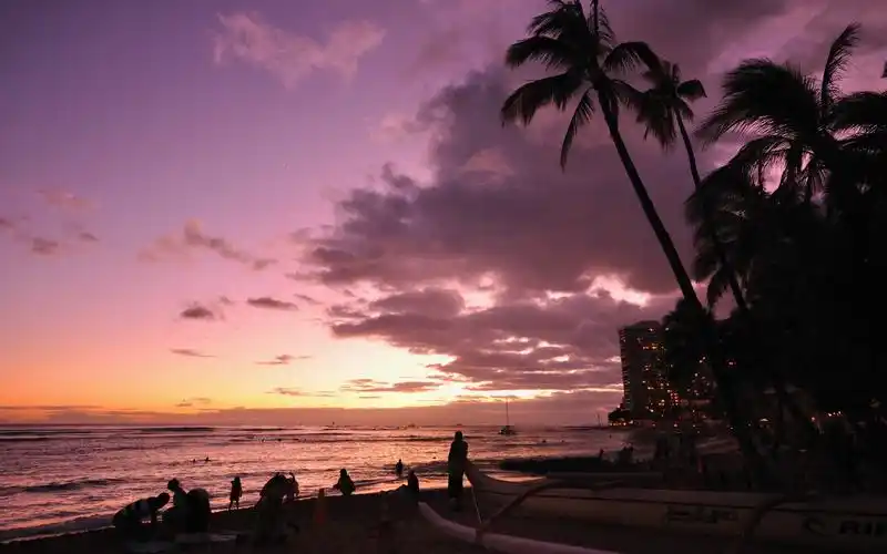 傍晚迷人的威基基海滩自然风景桌面壁纸
