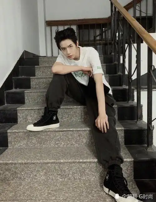 刘耀文黑发背头造型搭配白t出镜在楼梯间也能演绎写真大片帅气俊朗