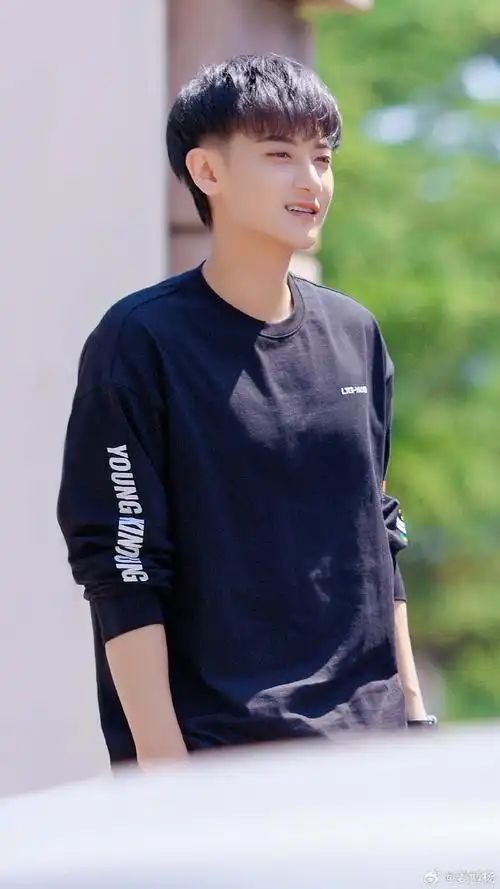 黄子韬痞帅式穿搭真的绝