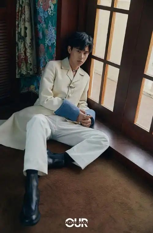 胡先煦白色大衣帅气写真图片