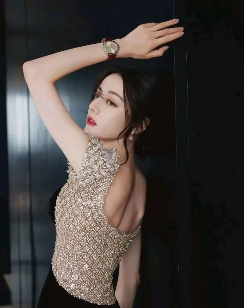 婀娜多姿,窈窕淑女的#迪丽热巴# 明眸皓齿,烈焰红唇,精致锁骨,丰腴