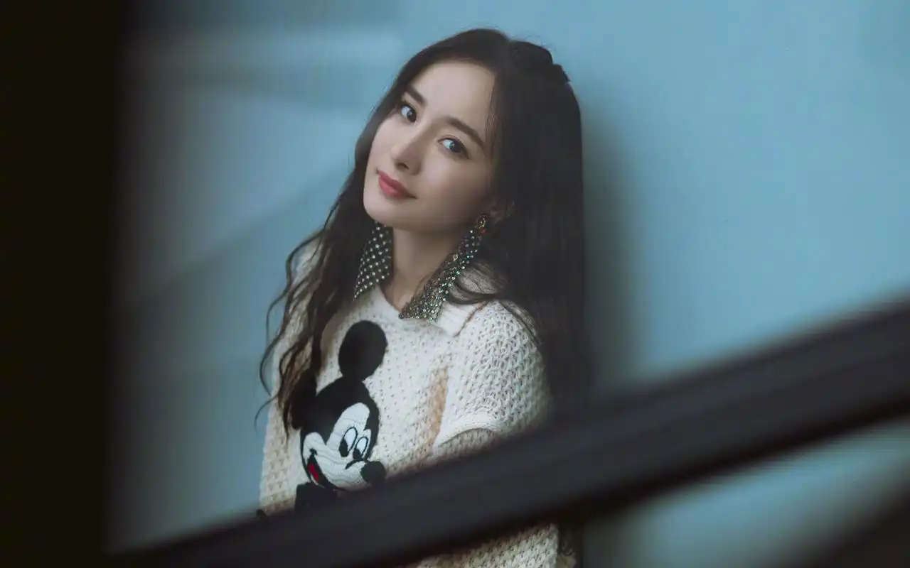 杨幂时尚性感高清桌面壁纸