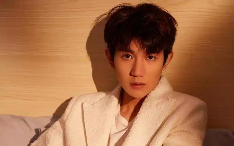 阳光少年王源帅气锁屏壁纸