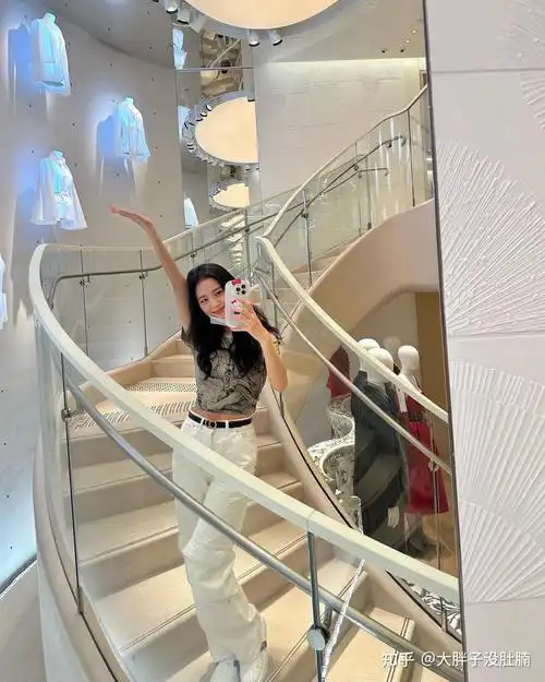 jisoo拍照姿势2:对镜子自拍