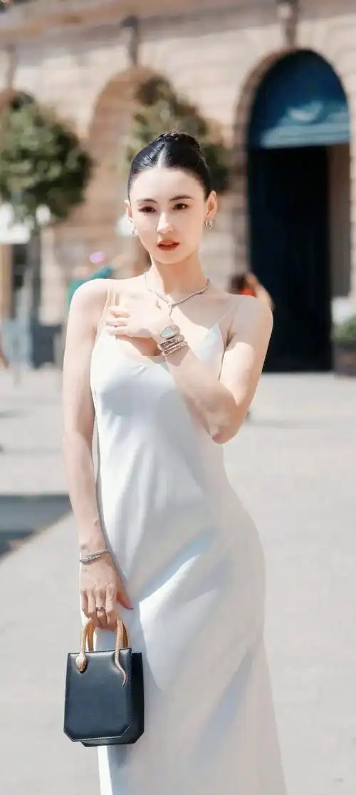 张柏芝深v露背造型超惊艳,与小20岁吴磊同框看不出年龄差