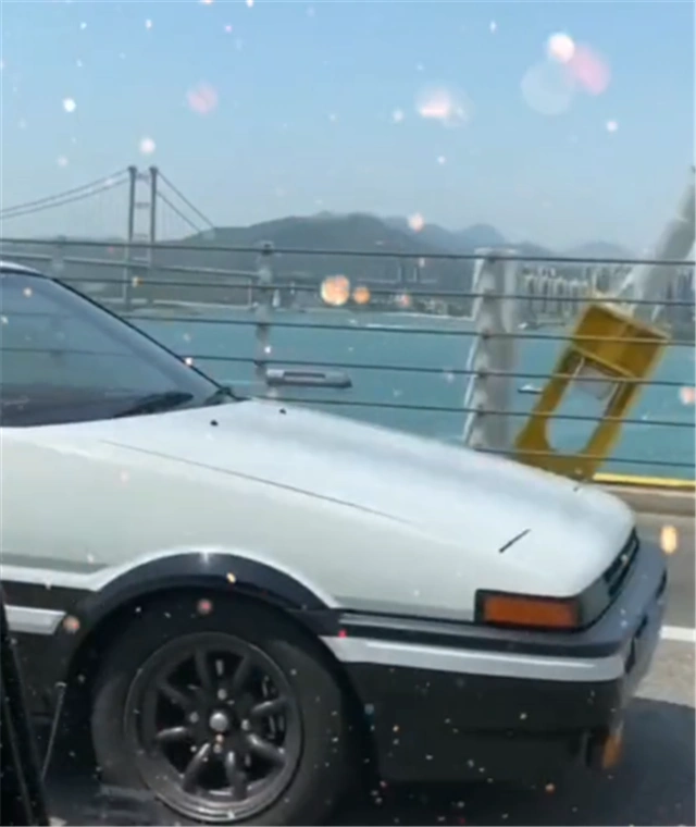 合法上路的ae86侧面贴藤原豆腐坊车身挂牌实属罕见