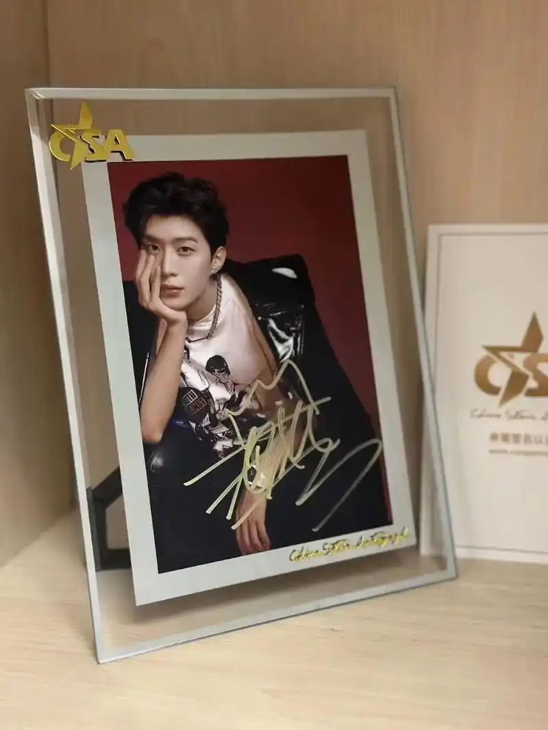 出范丞丞亲笔签名照,《曾少年》剧照,带证.出范丞丞亲笔签名照 - 抖音