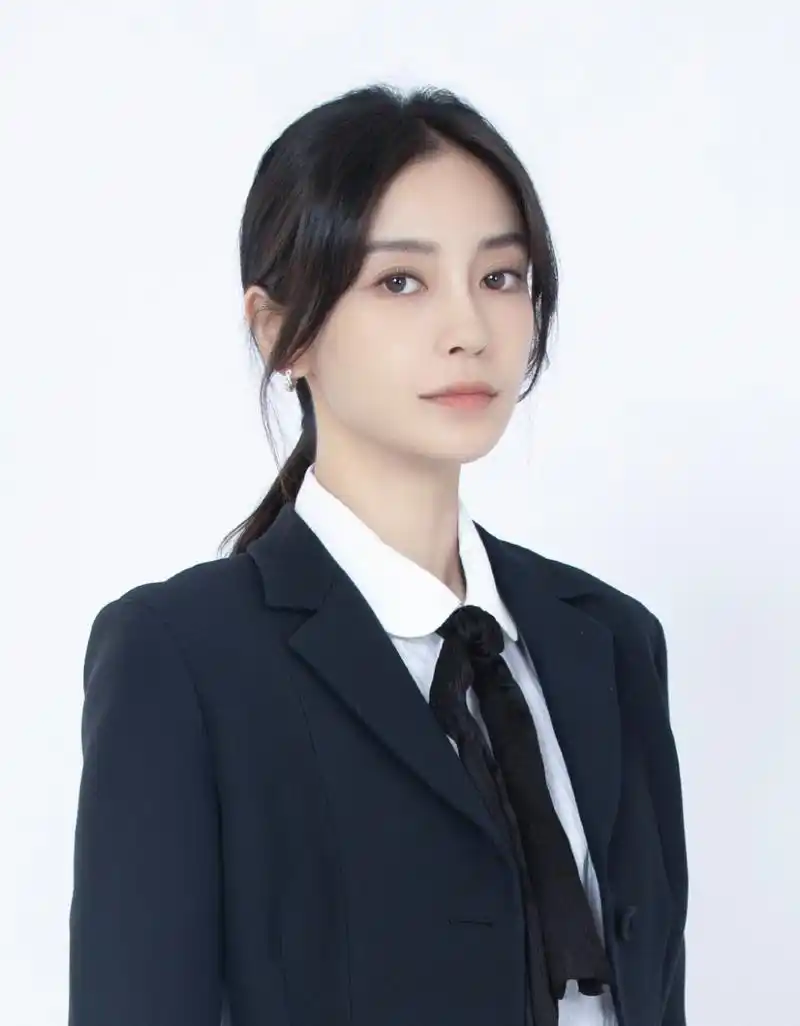 angelababy正装照黑色西装,白色衬衣 ,气场全开,英姿飒爽的感觉,和