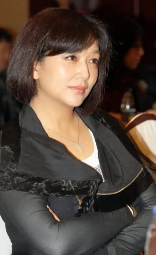 江珊留短发年轻不少 微胖曲线穿一身黑挺显瘦