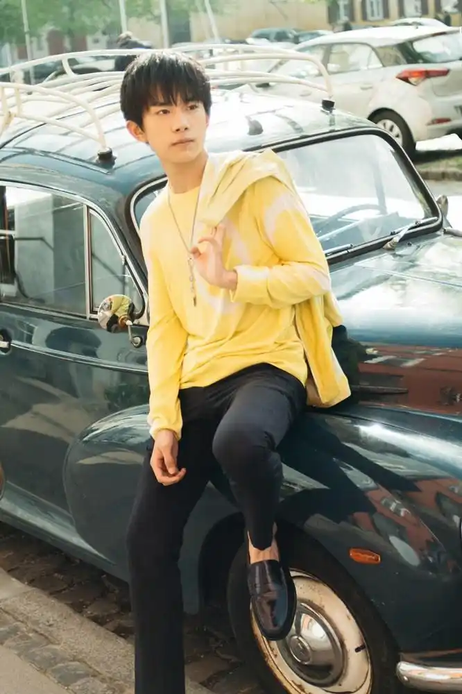 易烊千玺丹麦街拍大片曝光