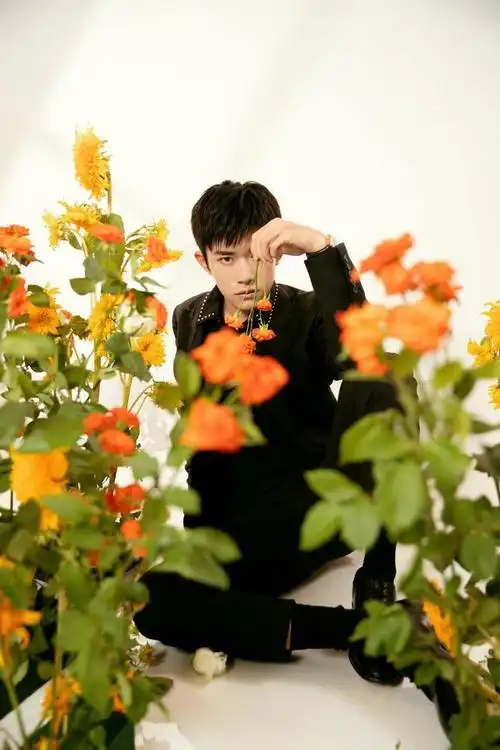 周冬雨身材纤细秀香肩,两位女神风格差距大|刘昊然|易烊千玺|红毯