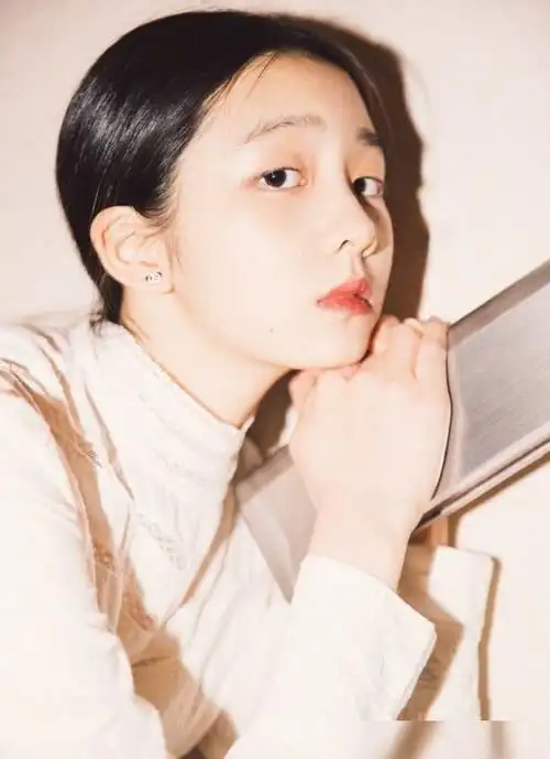 14岁黄多多拍写真穿着比妈妈显老气网友进娱乐圈太心急了