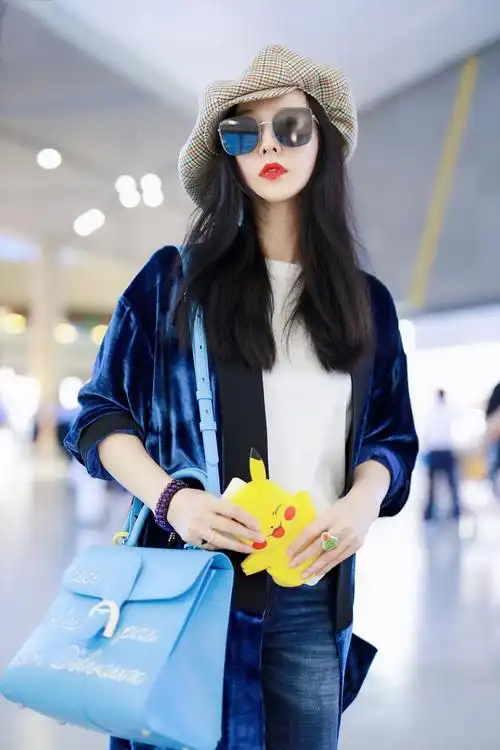 范冰冰一身深色搭现身机场红唇太抢镜再度上演范爷高级范