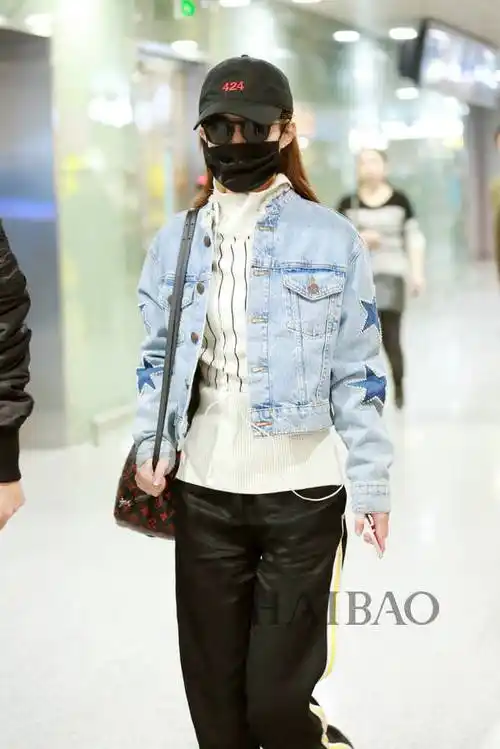 2017年3月4日,赵丽颖北京机场街拍—— 牛仔外套,条纹裤: sandro 棒球