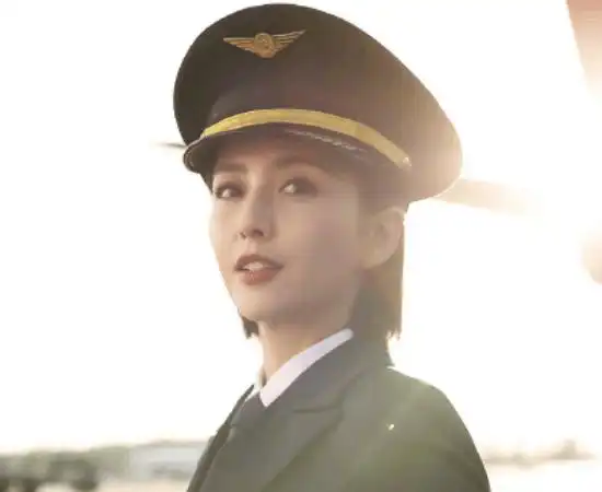 佟丽娅演女机长帅炸了,搭档佟大为超养眼,而配角全是实力派