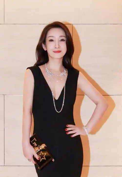41岁秦海璐越发丰满,罕见穿深v领鱼尾裙,凹凸身材好迷人_经典_气质