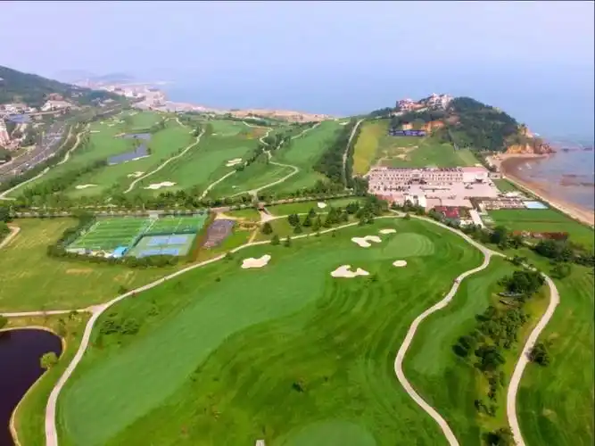 青岛石老人高尔夫俱乐部地址:青岛市香港东路466号订场电话:0532