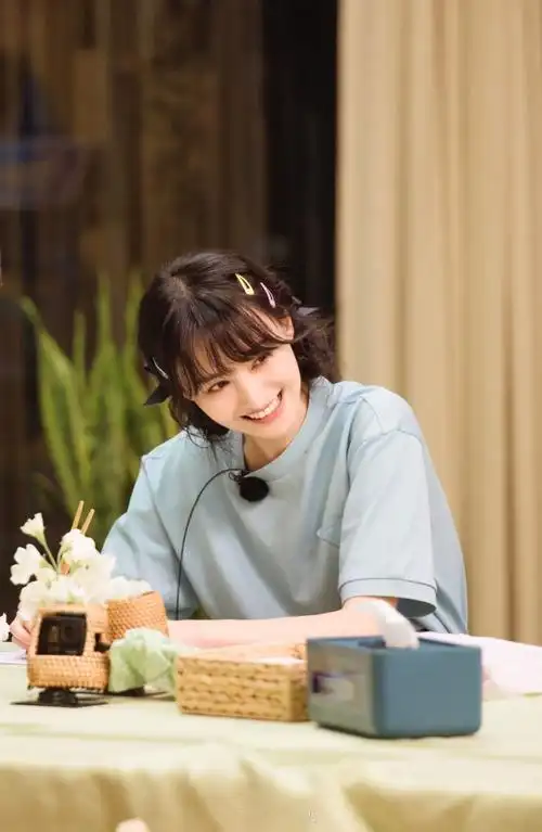 郑爽蝴蝶结双麻花辫综艺剧照图片69