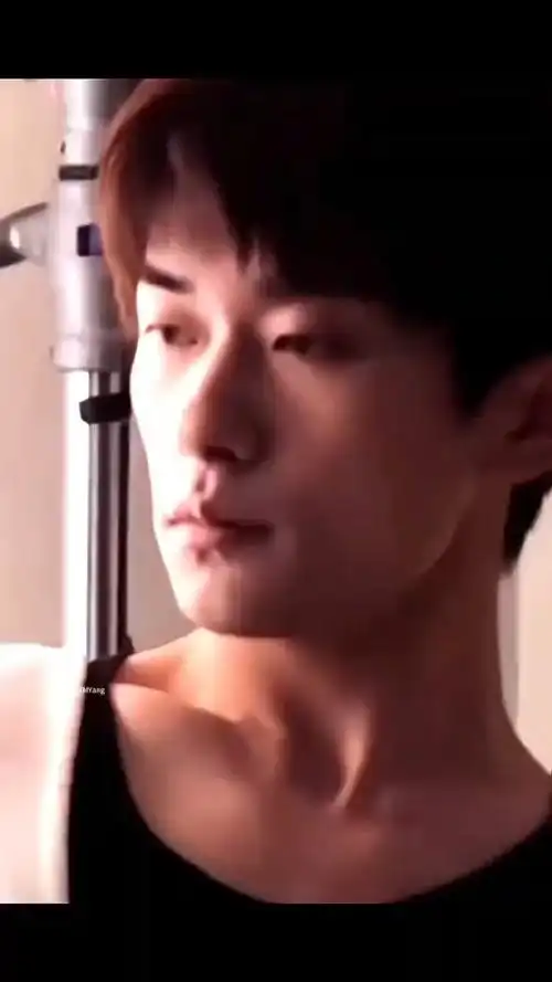 易烊千玺[超话]# 这身材谁能不爱啊 锁骨,手臂每一处都好完美……真