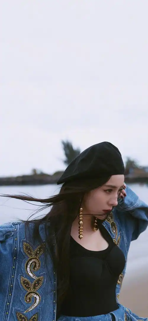 杨幂侧脸低头很好看的女生唯美图片