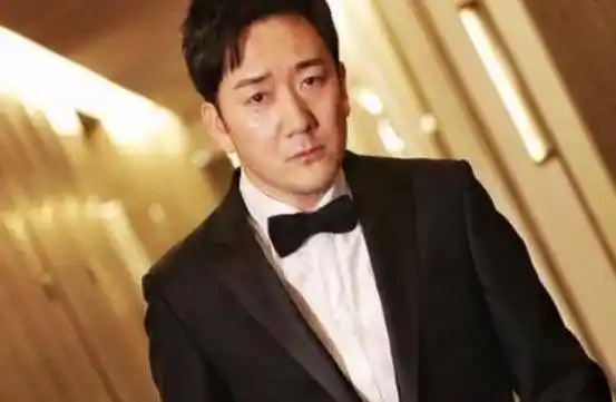 柳岩新片将映,一身红衣饰演女武神,男主角因一首歌火遍亚洲_王太利