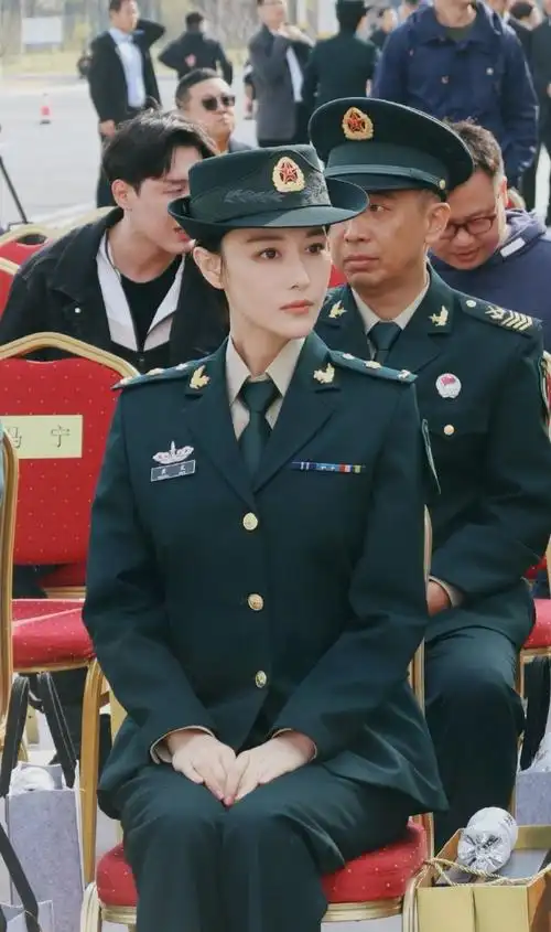 张馨予军装上线,不以军嫂自居美艳至极!