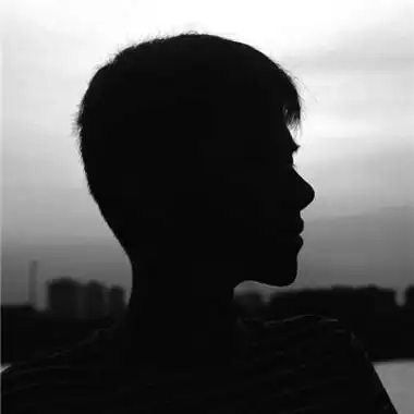 一人一张黑白忧伤情侣头像