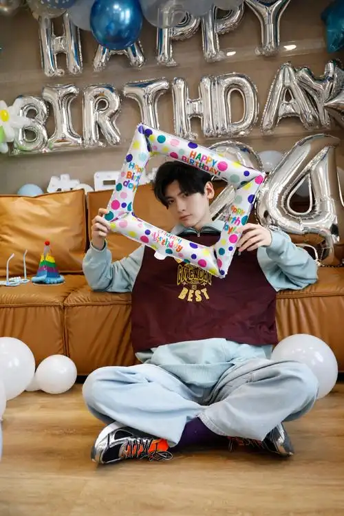 翟潇闻超话#翟潇闻肆意生长的廿四岁#再次祝小寿星@翟潇闻生日快乐!