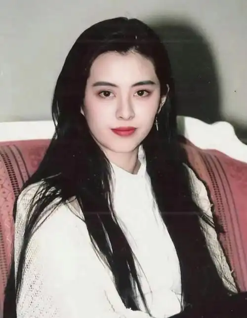 现年56岁的王祖贤年轻时相貌出众,更凭借电影《倩女幽魂》里「聂小倩