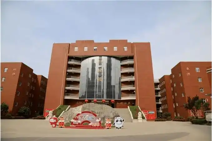 西安铁一中滨河学校文化育人润物无声