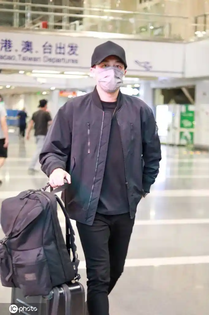 刘恺威全黑look现身头戴棒球帽口罩遮面低调出行