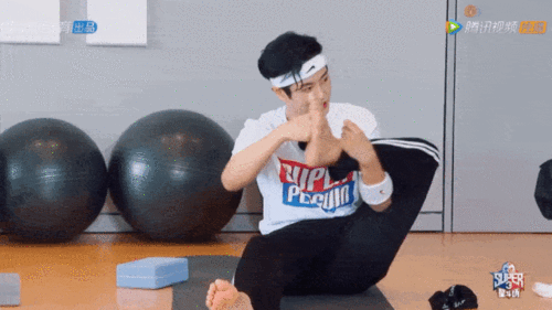 星热搜李汶翰摆pose找不到裤兜呆萌男孩在线寻找偶像包袱