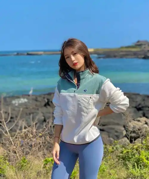 爱运动的国外美女,生活里特别喜欢穿瑜伽裤,曼妙身材看着很迷人_健美