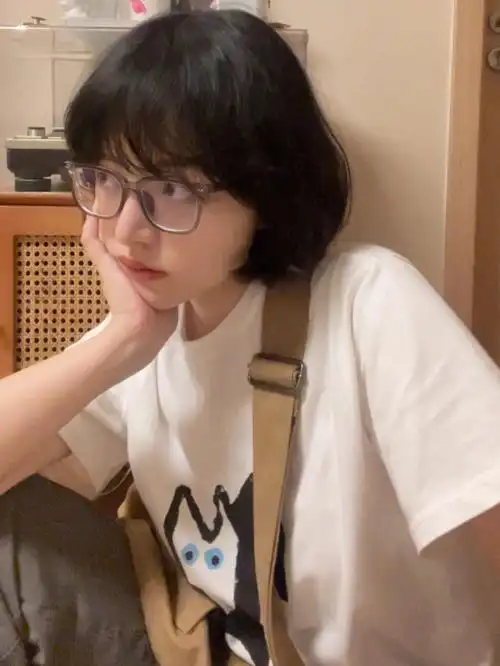 夏季穿搭短发加黑框眼镜真是减龄吼