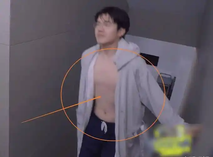 按照网友对女明星身材要求的标准,男明星至少也是得八块腹肌人鱼线