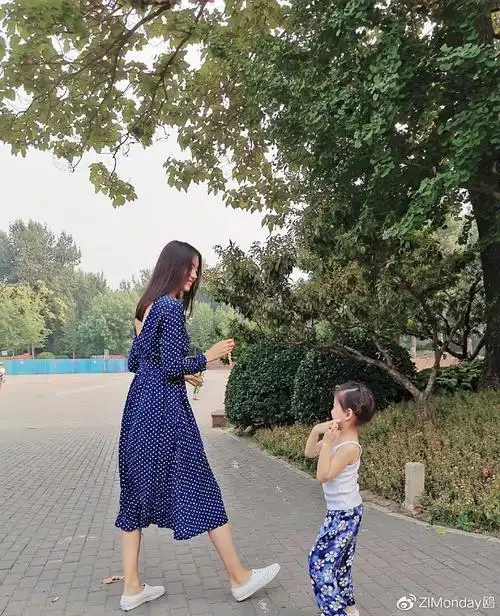 张梓琳罕晒二胎高清侧颜妹妹五官秀气像混血儿颜值不输姐姐