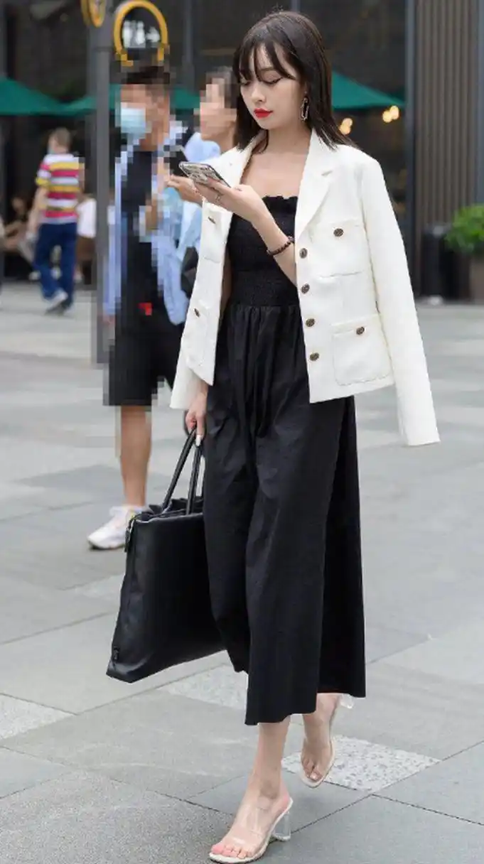 白色公主裙彰显可爱,短发黑裤看着干练,黑色长裙礼服高贵大气