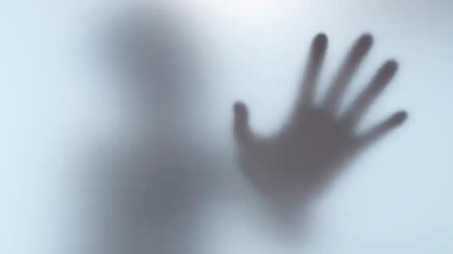 触碰_毛玻璃_模糊_女性_轮廓