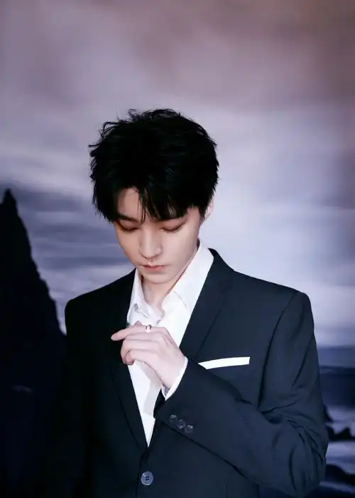 王俊凯大学生电影节西装造型