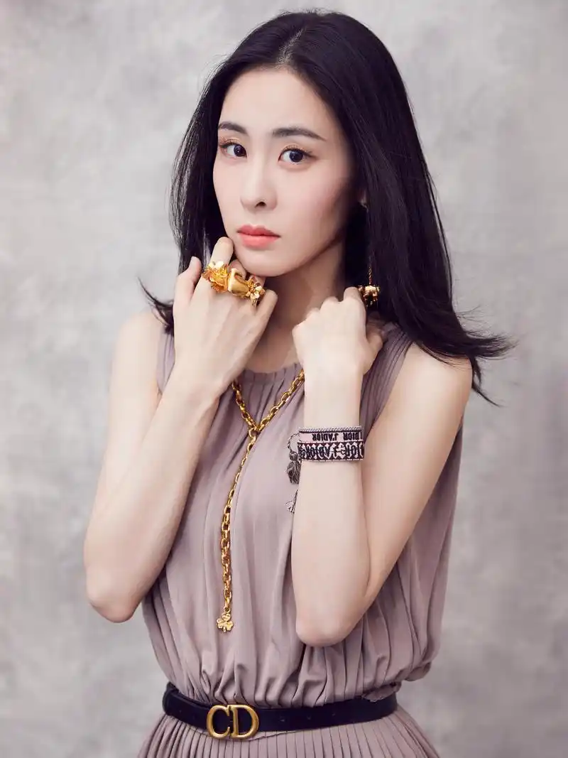 boss张碧晨一袭粉色长裙柔美精致,尽显温婉优雅的气息,如夏日清风与