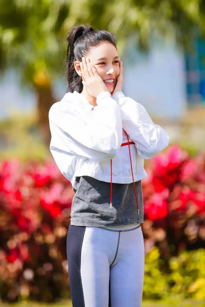 张蓝心亮相《24小时》一字马惊艳全场 成胡一天的"过敏源"