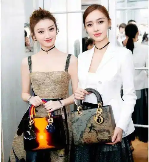 杨颖和谁合照都是"标准微笑",连杨幂都不例外,唯独在她面前像贴心姐姐