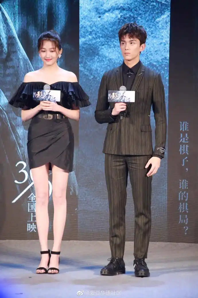 173的关晓彤与180的吴磊同台,身高相差无几,尴尬的是身材比例!