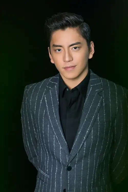 王大陆在高校中与同学们进行了一场激烈的3v3,帅气的投球引得女同学们